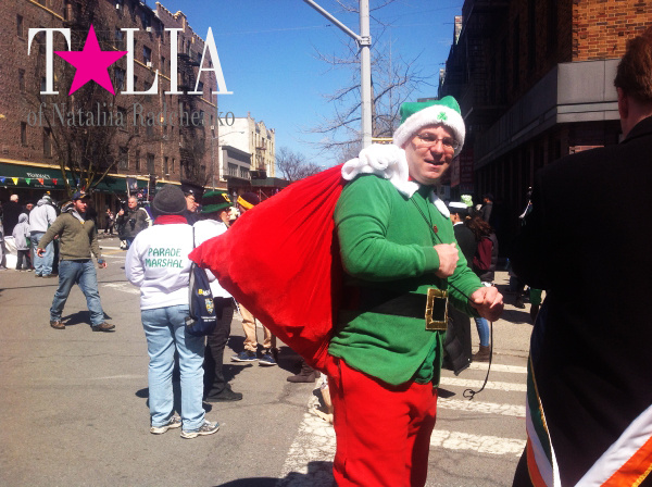 Санта Патрик :) Подготовка к параду. 3 авеню, Бруклин.